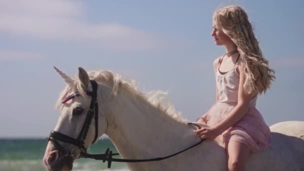 Eine Mittlere Aufnahme Eines Blonden Mädchens Einem Kleid Das Einem — Stockvideo