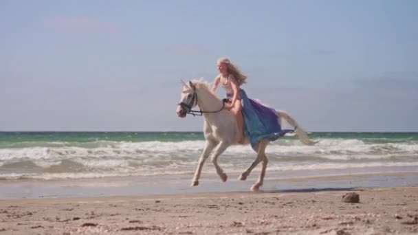 Bredt Billede Blond Pige Blå Lilla Blomstret Nederdel Spreder Armene – Stock-video