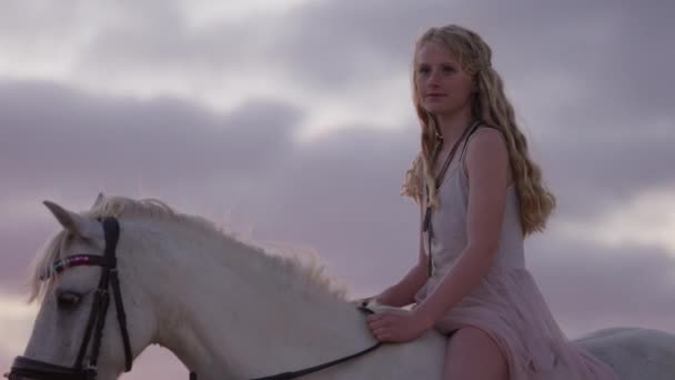 Mediumbild Blond Flicka Vit Klänning Ridande Vit Häst Mot Den — Stockvideo