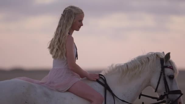Ett Medium Skott Blond Flicka Vit Klänning Barbacka Rider Vit — Stockvideo