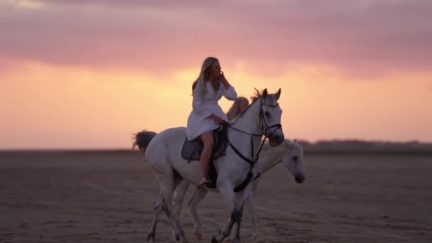 Szerokie Ujęcie Dwóch Dziewczyn Korzystających Jazdy Konnej Podczas Zachodu Słońca — Wideo stockowe