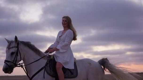 Średni Pełny Strzał Dziewczyny Białej Sukience Cieszącej Się Jazdą Konną — Wideo stockowe