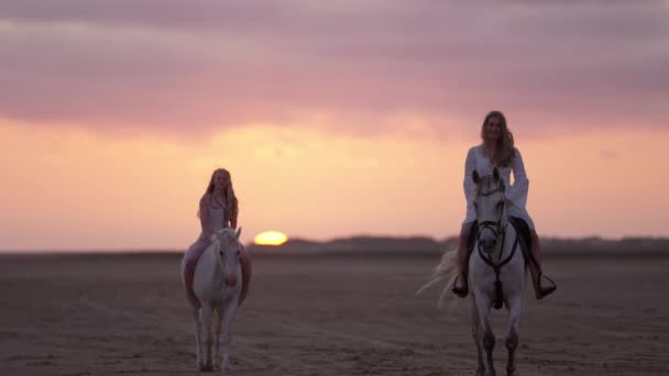 Tiro Largo Duas Meninas Cavalo Montando Direção Câmera Contra Pôr — Vídeo de Stock