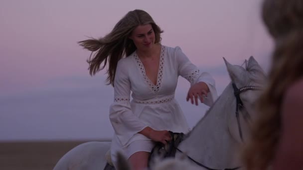 Średnie Ujęcie Dziewczyny Głaskającej Się Włosach Podczas Jazdy Białym Koniu — Wideo stockowe