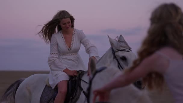 Średnie Ujęcie Dwóch Dziewczyn Głaskających Dbających Swoje Białe Konie Podczas — Wideo stockowe