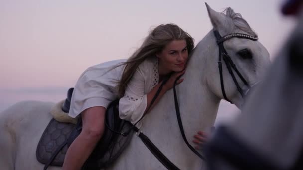 Eine Mittlere Aufnahme Eines Langhaarigen Mädchens Das Ihr Weißes Pferd — Stockvideo
