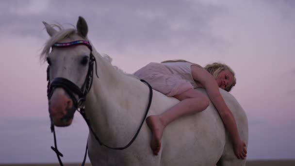 Dívka Něžně Přejíždí Rukou Přes Hedvábný Bílý Plášť Koně — Stock video