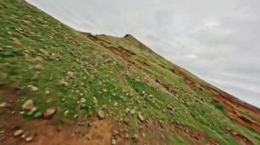İnsansız hava aracı, dramatik sahil uçurumlarının üzerinde yükselen heyecan verici akrobasi hareketlerini gerçekleştiriyor..