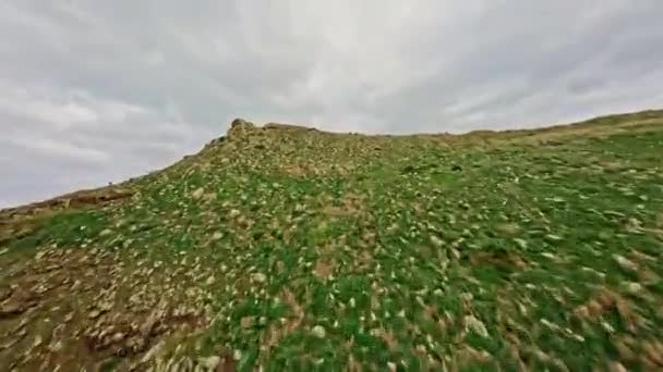 Drone Audacieux Effectue Des Manœuvres Acrobatiques Exaltantes Milieu Des Falaises — Video