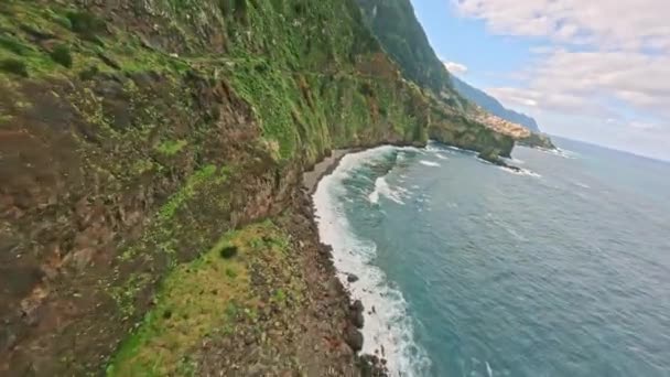 Fpvの海岸景色は崖の上に沈み クリスタルクリアの水の上をグライドし 自然の美しさを見ます — ストック動画