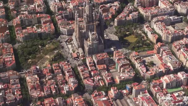Воздушный Блимп Sagrada Familia Среди Городского Пейзажа Барселоны — стоковое видео