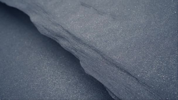 アイスランドの山とビーチ ベストラーコーンの黒い砂の硬くてコンパクトな表面のクローズアップビュー — ストック動画