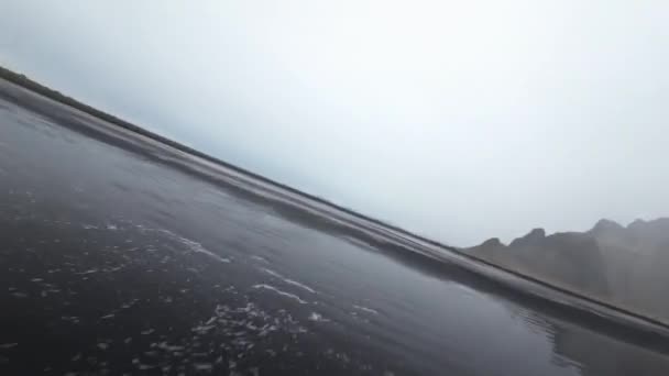 Drone Punto Vista Della Riva Della Spiaggia Sabbia Nera Vicino — Video Stock