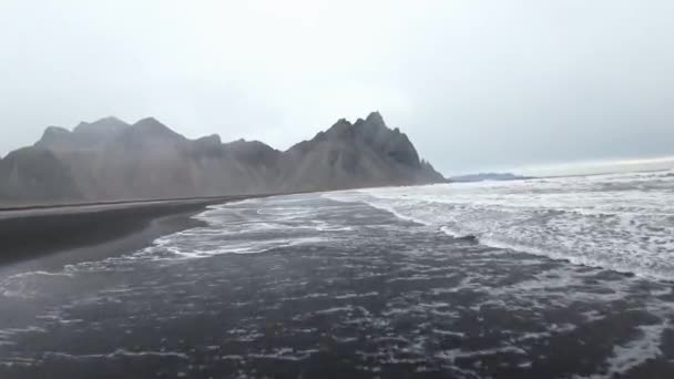 アイスランドの有名なベストラホーン山に近づくように 海の波を横切る無人機 — ストック動画