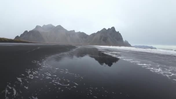 Drone Vola Lungo Riva Della Spiaggia Sabbia Nera Rivelando Contrasto — Video Stock