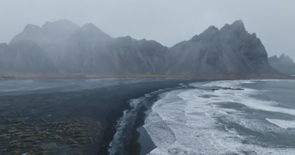Drone Cattura Bellezza Della Montagna Vestrahorn Islandese Ricco Paesaggio Della — Video Stock