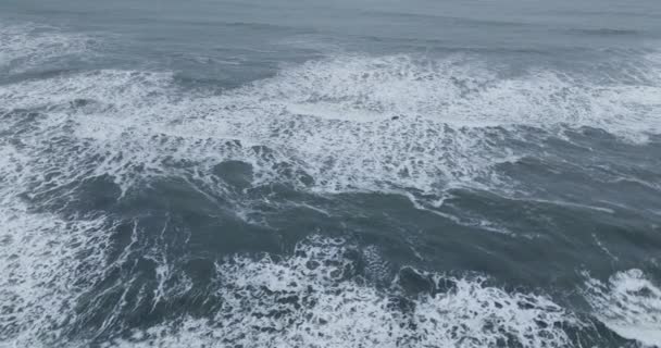 ベストラホーンで急流する海の波のスローモーションドローン映像 — ストック動画