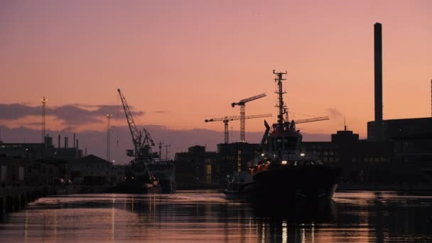 Loď Pluje Klidných Vodách Aarhuského Přístavu Soumraku Zatímco Ostatní Lodě — Stock video