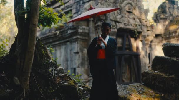 Femeie Într Kimono Negru Umbrelă Roșie Mână Mergând Templu Abandonat — Videoclip de stoc