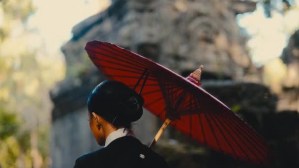 Uma Foto Costas Uma Mulher Quimono Preto Com Guarda Chuva — Vídeo de Stock