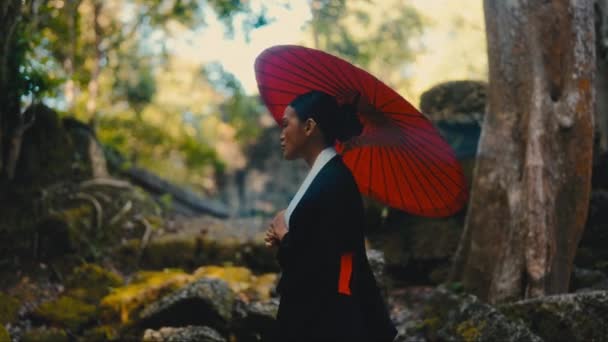 Kobieta Wdziękiem Spaceruje Opuszczonej Świątyni Czarnym Kimono Czerwonym Parasolem — Wideo stockowe
