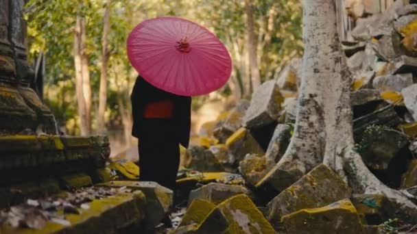 Back View Shot Woman Black Kimono Holding Red Umbrella Walks — Stock Video
