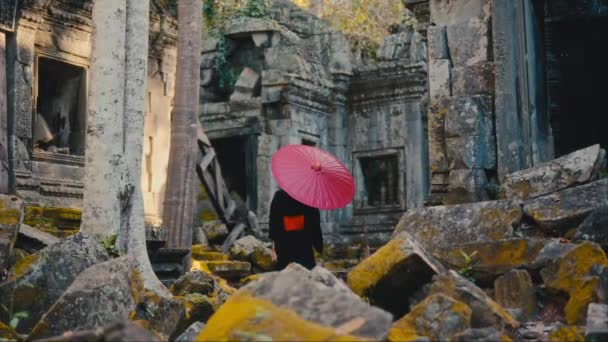 Zadní Pohled Ženu Černém Kimonu Držící Červený Deštník Která Vydává — Stock video