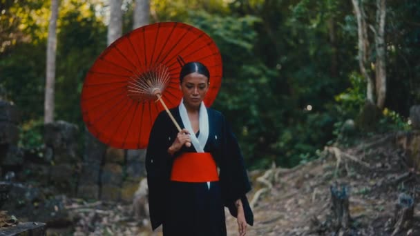 Een Vrouw Gekleed Zwarte Kimono Met Een Rode Papieren Paraplu — Stockvideo