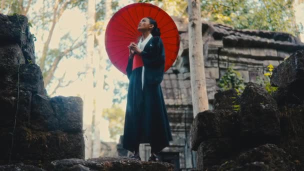 Una Donna Vestita Con Kimono Nero Con Mano Ombrello Carta — Video Stock