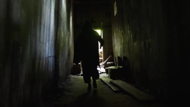 Karanlık Koridorda Yürüyen Siyah Pelerinli Bir Adamın Arka Görüntüsü — Stok video