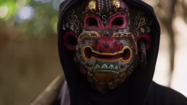 Gros Plan Homme Portant Masque Oni Rouge Jaune Sur Fond — Video