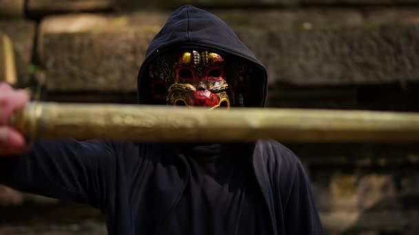 Tapınak Duvarlarına Karşı Kılıcını Gösteren Maskeli Bir Adamın Orta Boy — Stok video