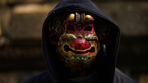 Gros Plan Homme Portant Masque Hanuman Rouge Jaune Montrant Son — Video