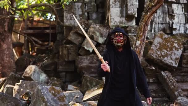 Plan Complet Moyen Montrant Homme Masqué Avec Masque Démon Hanuman — Video