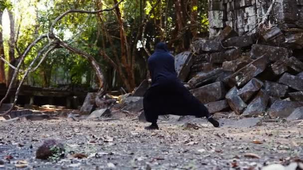 Amplio Tiro Hombre Encapuchado Con Máscara Demonio Hanuman Lanzando Espada — Vídeos de Stock