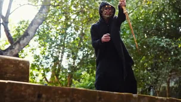 Široký Záběr Muže Plášti Maskou Démona Třímajícího Svůj Zlatý Meč — Stock video