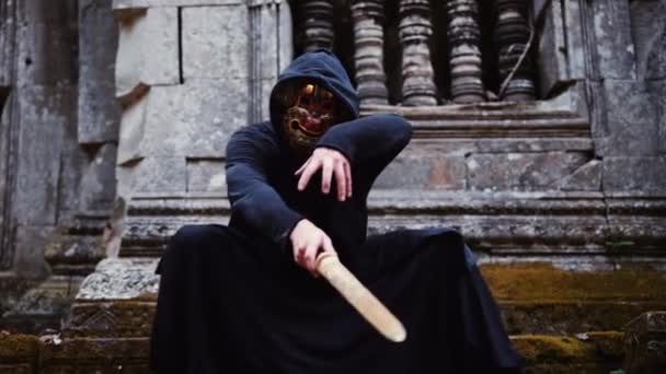 Maskeli Bir Adamın Gündüz Vakti Yosun Kaplı Tapınakta Altın Kılıcını — Stok video
