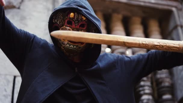Tiro Médio Homem Com Máscara Demoníaca Empunhando Sua Espada Ouro — Vídeo de Stock