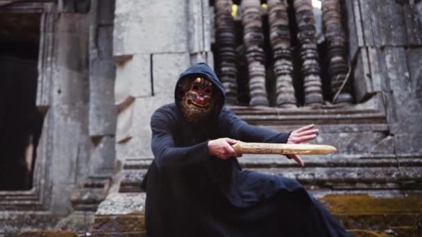 Breed Schot Van Een Gecamoufleerde Man Met Masker Hurkend Zwaaiend — Stockvideo