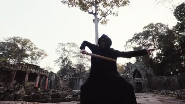 Şeytan Kılıç Tutarken Ürkütücü Bir Zarafetle Yavaşça Dans Eder — Stok video