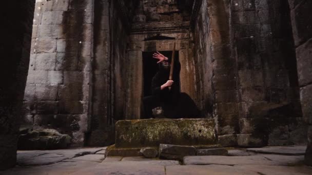 Bir Iblis Terk Edilmiş Bir Tapınakta Dişli Kılıç Duruşları Sergiliyor — Stok video