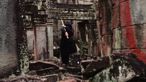 Gündüz Vakti Terk Edilmiş Bir Tapınakta Kılıç Kullanabilen Şeytan Maskeli — Stok video
