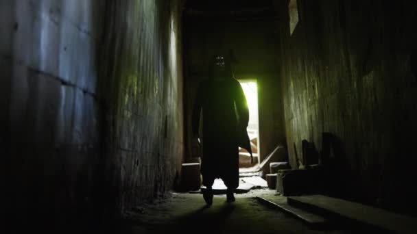 Tehditkar Bir Iblis Karanlık Bir Koridorda Yürürken Ürkütücü Bir Aura — Stok video