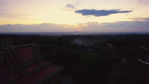 Vista Aérea Cautivadora Del Crepúsculo Pagoda Preah Kral Revelada Través — Vídeos de Stock