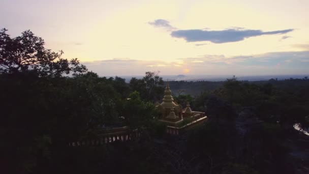 Crépuscule Stupa Doré Dresse Gracieusement Cambodge Projetant Une Lueur Chaude — Video