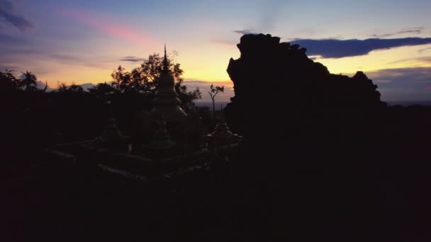 Silueta Cautivadora Una Estupa Wat Preah Kral Exudando Una Presencia — Vídeos de Stock