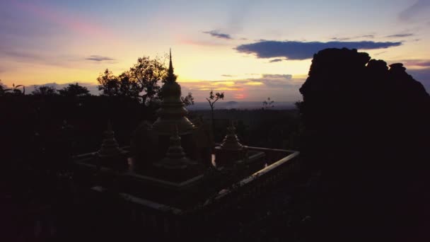 Západ Slunce Odstíny Objímají Stúpu Wat Preah Kral Vrhají Klidnou — Stock video
