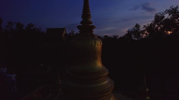 Stupa Adornada Con Una Aguja Dorada Crepúsculo Noche — Vídeos de Stock