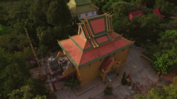Een Betoverende Luchtfoto Preah Kral Pagoda Genesteld Berg Kulen Een — Stockvideo