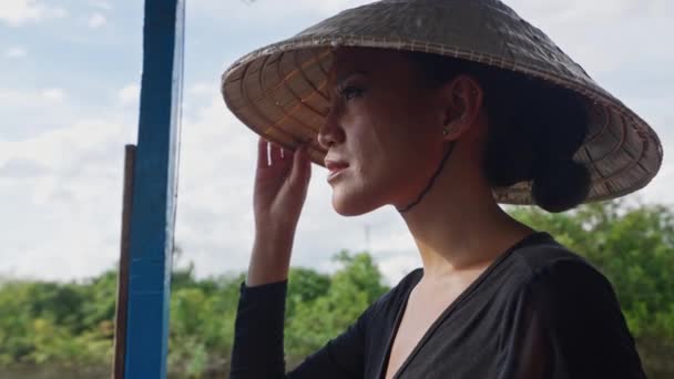 전통적인 모자를 여자의 클로즈업 — 비디오
